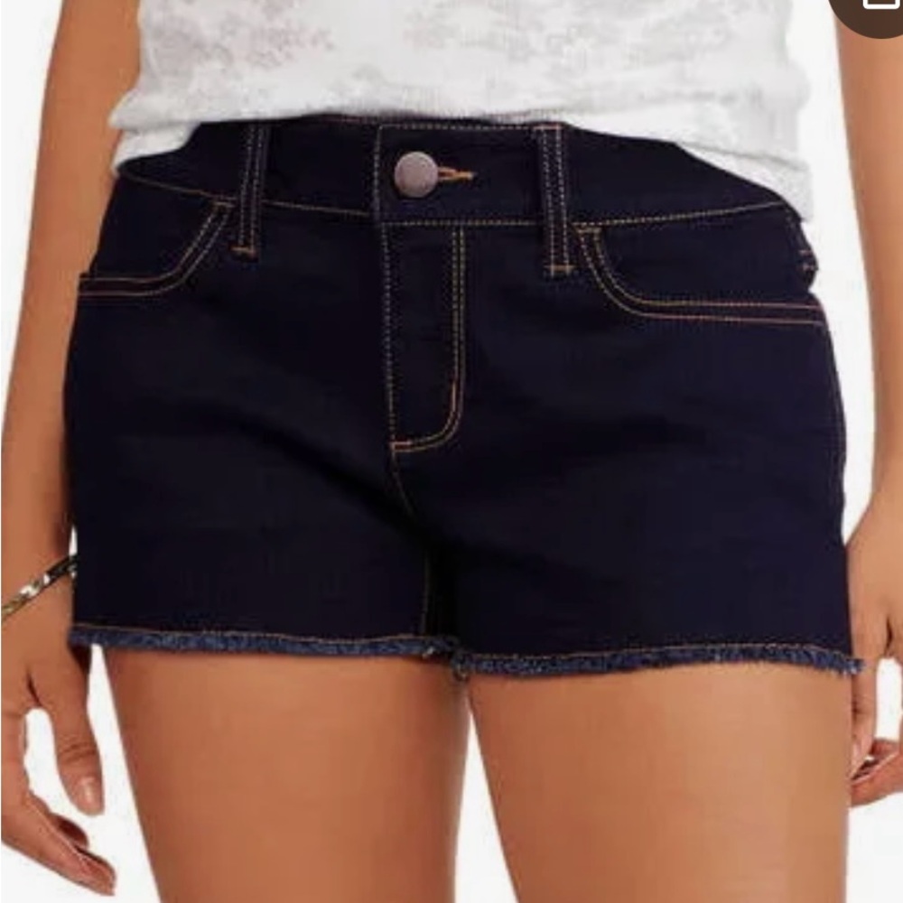 No Boundaries medium wash Jean Shorts Frayed Hem